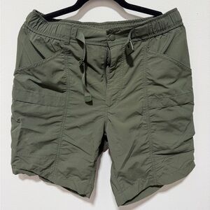 Uniqlo Men's Cargo Shorts in Olive